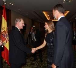 Doña Letizia recibe el saludo del presidente del Comité Olímpico Internacional, Dr. Jacques Rogge